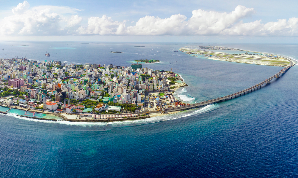 中交集團(tuán)承建的馬爾代夫中馬友誼大橋，是該國(guó)歷史上首座跨海大橋，也是世界首座在遠(yuǎn)洋深海無(wú)遮掩環(huán)境及珊瑚礁地質(zhì)上建設(shè)的特大型跨海橋梁。大橋全長(zhǎng)2000米，將馬爾代夫首都馬累和旁邊的機(jī)場(chǎng)島連接起來(lái)，也方便了和機(jī)場(chǎng)島陸路相連的胡魯馬累島。
