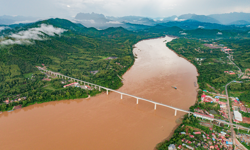 中國鐵建充分發揮鐵路建設主力軍優勢，強化應用科技創新成果，全面參與建設中老鐵路。全長1035公里的中老鐵路在2021年12月正式運營，中國昆明至老撾萬象實現朝發夕至，中老互聯互通實現跨越式發展，對中國—東盟自由貿易區、大湄公河次區域經濟合作產生積極影響，為高質量共建“一帶一路”注入強勁動力。圖為中老鐵路湄公河大橋。