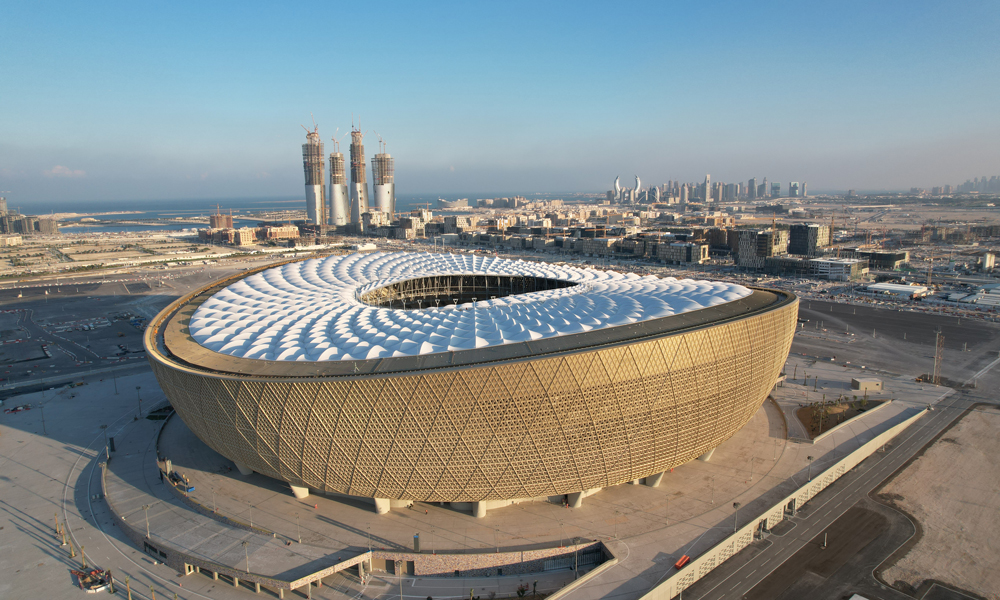 中國鐵建承建的2022年卡塔爾世界杯主體育場盧塞爾體育場，建筑面積19.5萬平方米，是中國企業首次以設計施工總承包身份參建的世界杯主場館，同時也是中卡高質量共建“一帶一路”的標志性項目。它是全球最大跨度雙層交叉索網屋面單體建筑，屋面索網結構跨度達274米，也是全球規模最大、系統最復雜、設計標準最高的世界杯主場館，可容納8萬人同時觀看比賽。圖為2022年卡塔爾世界杯主體育場盧塞爾主體育場。