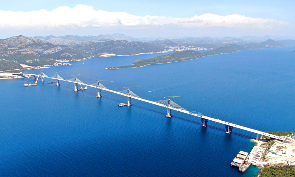 中國中鐵參建的克羅地亞佩列沙茨大橋是中克共建“一帶一路”和中國—中東歐國家合作的標(biāo)志性項(xiàng)目，也是中國企業(yè)承建的由歐盟基金出資的最大單體項(xiàng)目。作為中方在克羅地亞承建的最大規(guī)模基礎(chǔ)設(shè)施項(xiàng)目，大橋建成后，將克羅地亞領(lǐng)土全部連接起來，對(duì)于推動(dòng)克羅地亞國家發(fā)展以及民生改善、進(jìn)一步深化歐中務(wù)實(shí)合作具有重要意義。