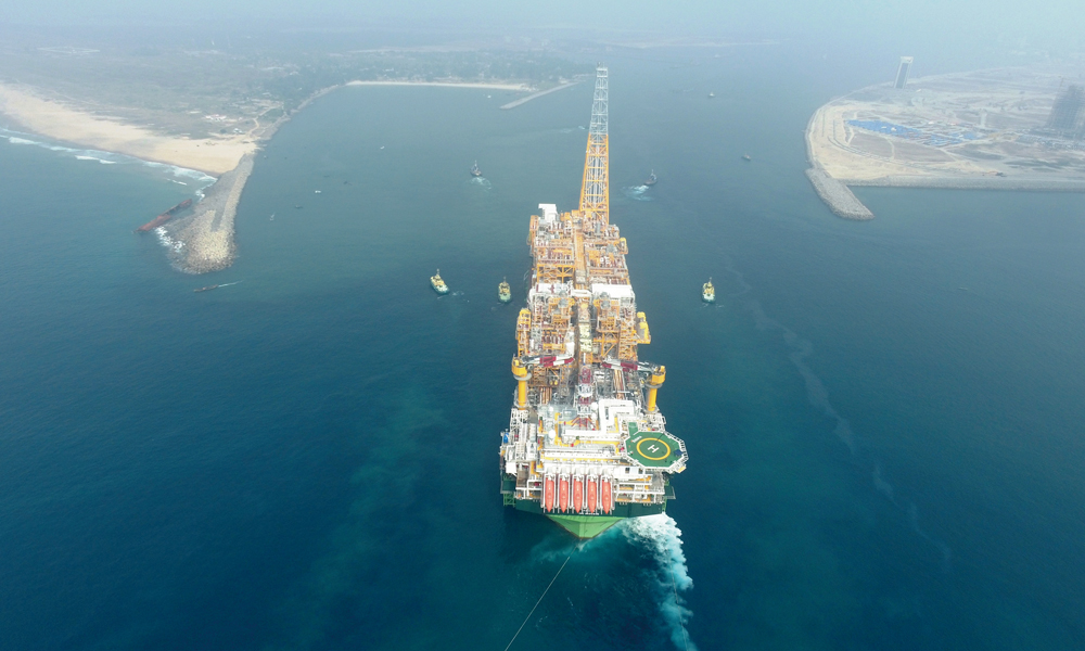 今年是共建“一帶一路”倡議提出十周年。中國海油是我國最早實施對外合作的企業(yè)之一，多年來深耕“一帶一路”沿線石油天然氣的勘探開發(fā)和專業(yè)技術(shù)服務(wù)，著力打造“海上能源絲綢之路”。圖為中國海油參與合作的尼日利亞OML130區(qū)塊EGINA油田FPSO（浮式生產(chǎn)儲卸油裝置）到達(dá)拉各斯港口。