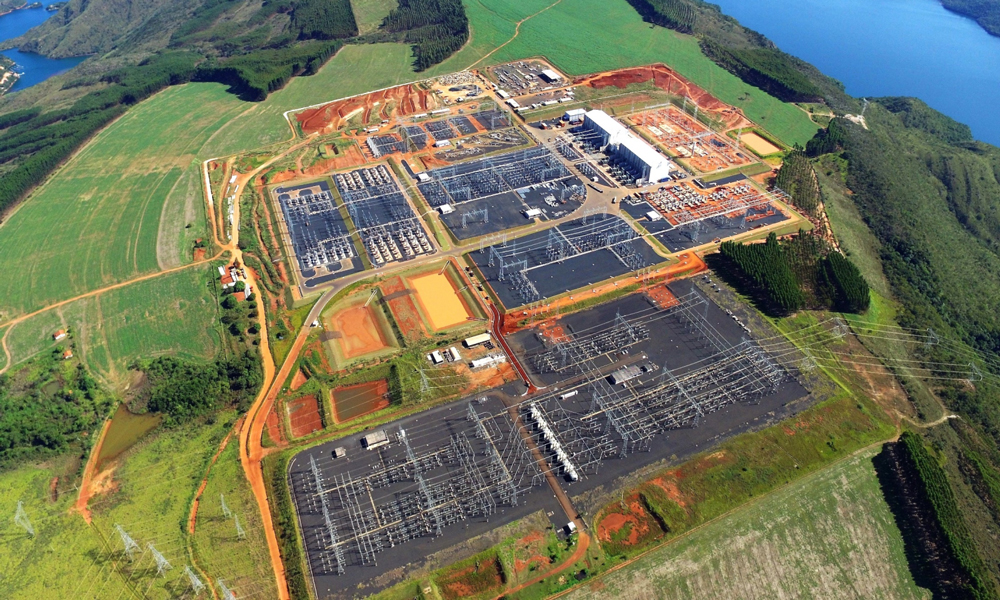 國家電網有限公司積極參與高質量共建“一帶一路”，秉持共商共建共享原則，在全球開展境外投資并購、境外資產運營、國際產能合作、國際能源電力合作等國際業務，先后在菲律賓、巴西、葡萄牙、澳大利亞、意大利等10個國家和地區成功投資和參與運營13個能源網項目。圖為巴西美麗山特高壓直流輸電工程，該工程將亞馬孫河流域的清潔水電輸送到2500多千米外的巴西東南部負荷中心，滿足圣保羅、里約熱內盧等地區2200萬人的用電需求。