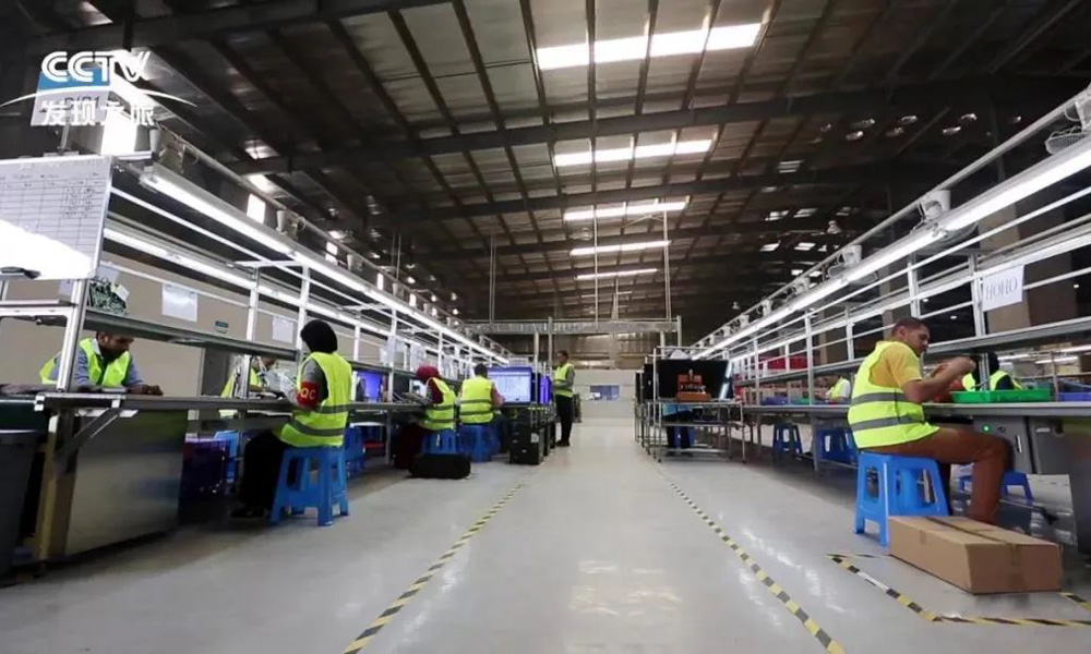 近年來，華僑城集團(tuán)積極參與高質(zhì)量共建“一帶一路”，旗下埃及康好公司抓住中非發(fā)展戰(zhàn)略對(duì)接機(jī)遇和項(xiàng)目所在國行業(yè)發(fā)展機(jī)遇，在非洲開展了一系列本土化運(yùn)營(yíng)創(chuàng)新嘗試，促進(jìn)企業(yè)更好融入當(dāng)?shù)兀瑢?shí)現(xiàn)了合作共贏。