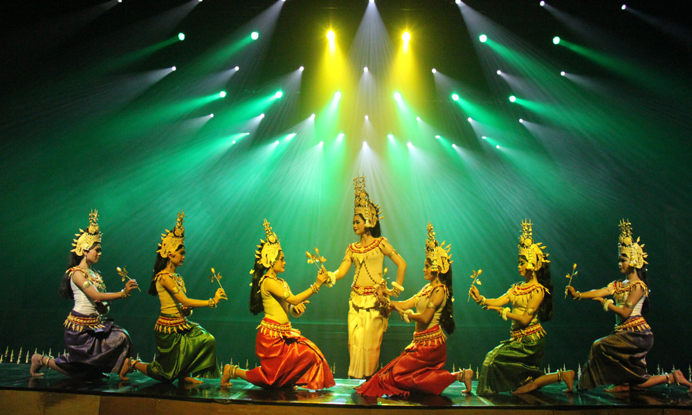 華僑城集團(tuán)以文化“支點(diǎn)”撬動(dòng)高質(zhì)量發(fā)展，主動(dòng)服務(wù)“文化走出去”戰(zhàn)略，旗下華僑城云南區(qū)域集團(tuán)結(jié)合柬埔寨吳哥窟精美石雕藝術(shù)與高棉歷史文化，打造云南國有文藝院團(tuán)首個(gè)“走出去”的國外駐場(chǎng)演出節(jié)目——《吳哥的微笑》，連續(xù)12年被國家五部委評(píng)為文化“走出去”重點(diǎn)項(xiàng)目，被文化和旅游部評(píng)為2019年“一帶一路”文化產(chǎn)業(yè)和旅游產(chǎn)業(yè)國際合作重點(diǎn)項(xiàng)目。