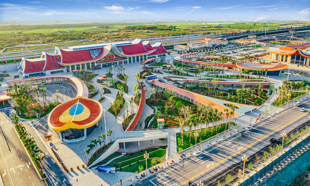 華僑城集團(tuán)積極服務(wù)“一帶一路”中老鐵路建設(shè)。2020年12月3日，隨著中老鐵路正式開通，華僑城集團(tuán)旗下華僑城云南區(qū)域集團(tuán)投資建成的西雙版納站前廣場(chǎng)同期開放，承擔(dān)起迎接外賓、展現(xiàn)中國文化的形象窗口的責(zé)任。