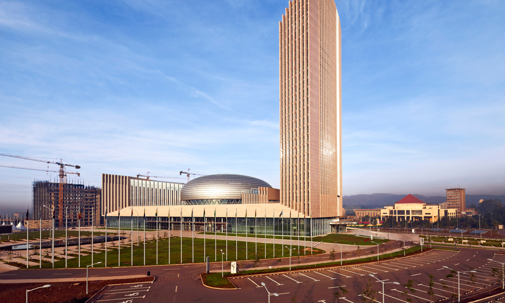 在“非洲屋脊”埃塞俄比亞高原上，亞的斯亞貝巴的天際線不再只有群山，一組雄偉的環形建筑群拔地而起，由中國建筑承建的非洲聯盟會議中心項目巍然屹立，該項目是中國政府對非洲最大的援建項目之一，寄托著非洲各國對未來發展的美好愿景。