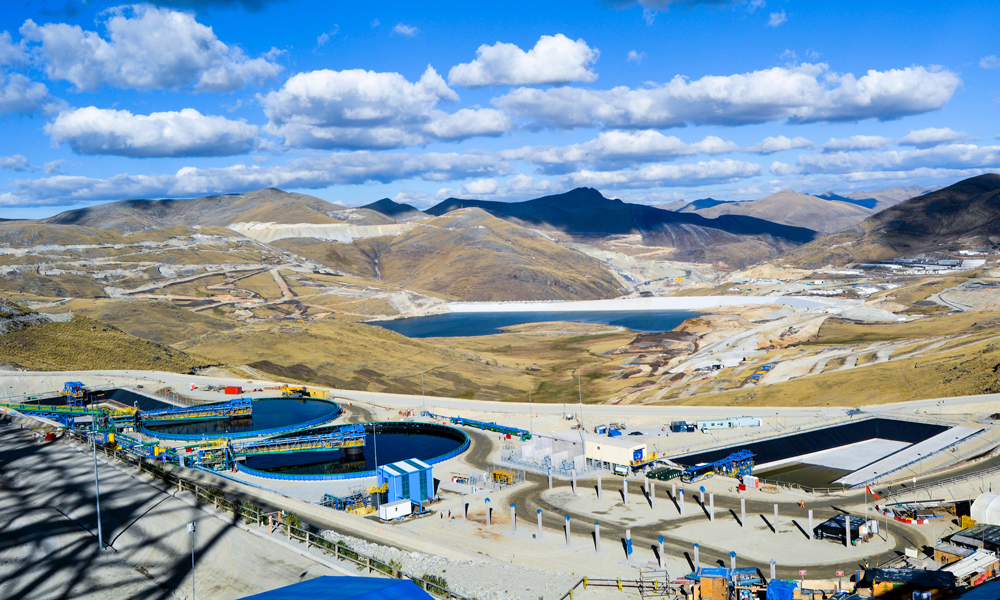 中國五礦建設運營的秘魯邦巴斯銅礦，是踐行“一帶一路”倡議“中秘產能合作”的旗艦項目。項目的成功實施為當地創造了75000個就業崗位，有效刺激了當地經濟繁榮發展。