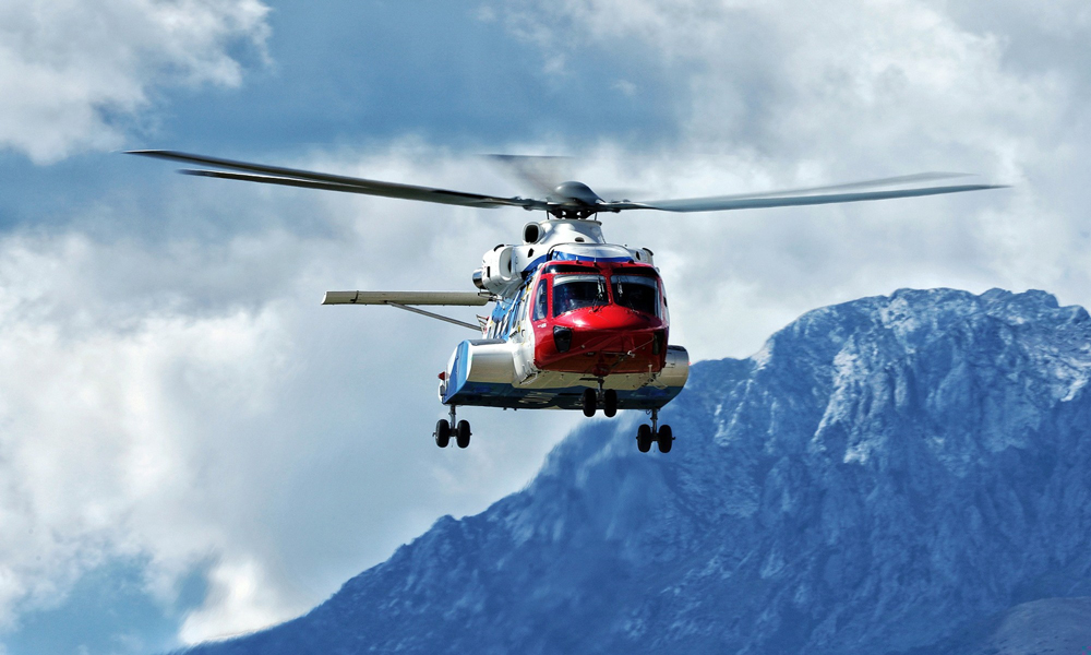 近日，AC313A直升機高原試飛團隊以高效協作的工作狀態，從海拔3300米的寧蒗瀘沽湖機場轉戰至海拔4411米的四川稻城亞丁機場，正式開啟最后階段的高原試飛工作。圖為由航空工業研制的國產大型民用直升機AC313A在云南寧蒗瀘沽湖機場進行高原試飛。