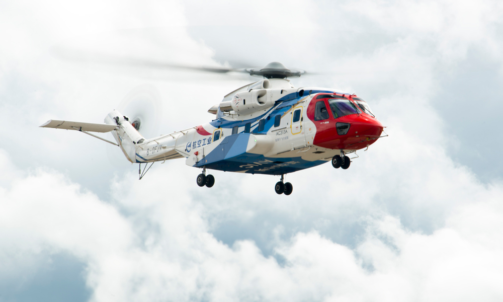 AC313A直升機是在AC313直升機基礎上研制的一款13噸級大型多用途民用直升機。該機型最大外吊掛起飛重量13.8噸，灑水能力為5噸，可運輸28名乘員，具有更大的使用空間，更強的高原性能，更廣的適用范圍，可靠性、安全性、舒適性得到了進一步提升。圖為AC313A直升機在云南寧蒗瀘沽湖機場進行高原試飛。