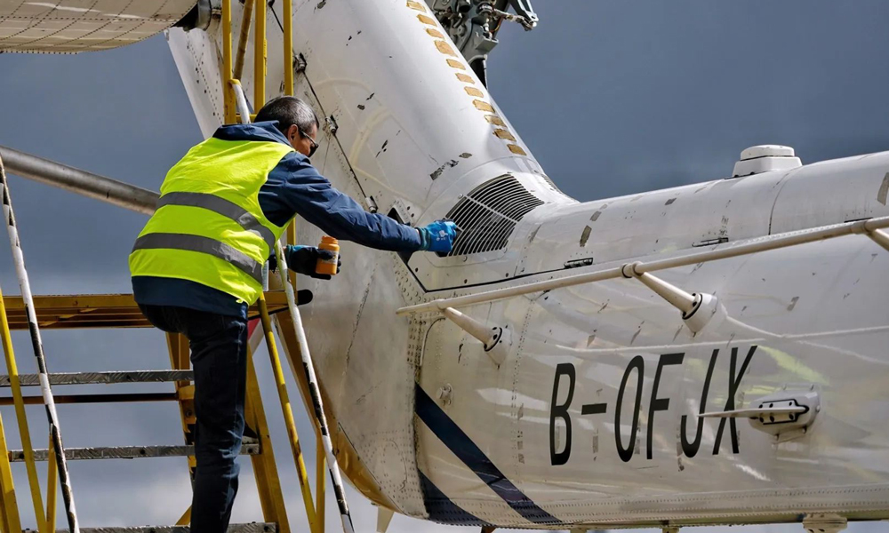 工作人員進行試驗前檢查與設備調試工作。