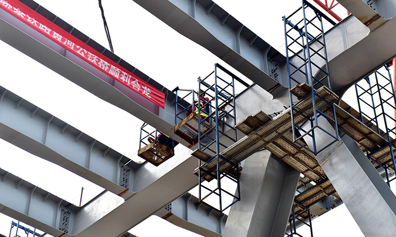 10月28日，由中鐵一局參建的聊（城）泰（安）鐵路黃河公鐵橋順利合龍。聊泰鐵路黃河公鐵橋及公路接線工程橫跨黃河，連接聊城市東阿縣及濟(jì)南市平陰縣。工程建成后，將成為魯西北地區(qū)向南縱向聯(lián)系的重要通道，為黃河兩岸人民出行提供便利。新華社記者?郭緒雷?攝