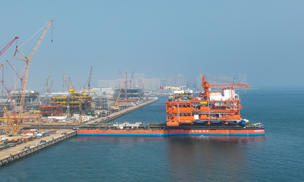 10月30日，亞洲首座油氣處理與岸電設(shè)備共建平臺——埕北油田中心平臺在青島完工裝船啟航，預(yù)計11月4日進行海上安裝。埕北油田中心平臺為8腿8主樁平臺，總重量近15000噸，總高超過10層居民樓的高度。