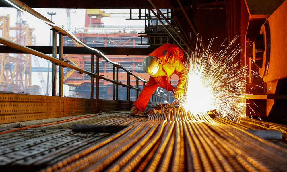 10月26日，工作人員在中心平臺裝船作業(yè)現(xiàn)場施工。