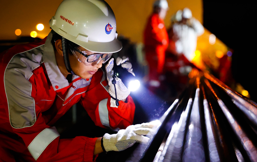 10月26日，工作人員對牽引鋼絲繩進行檢查。