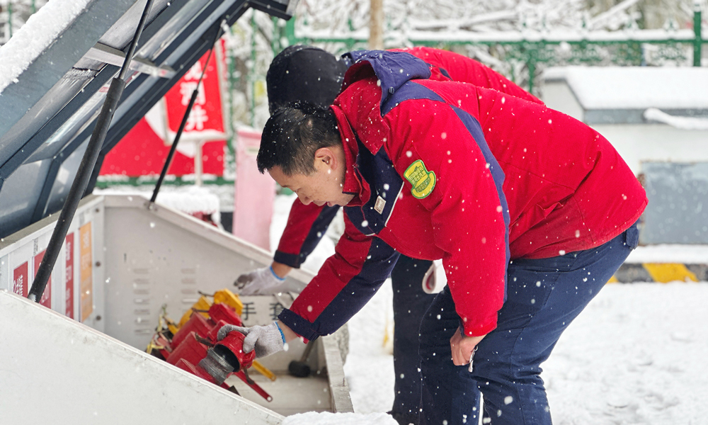 中國石化吉林石油組織各庫站加強設備檢查，密切關注油品收發及加能站油品存量，全力做好庫站清雪工作，保障車輛安全有序進出、油品供應穩定。中國石化吉林市石油長春路加油站員工雪中檢查站內設備設施。