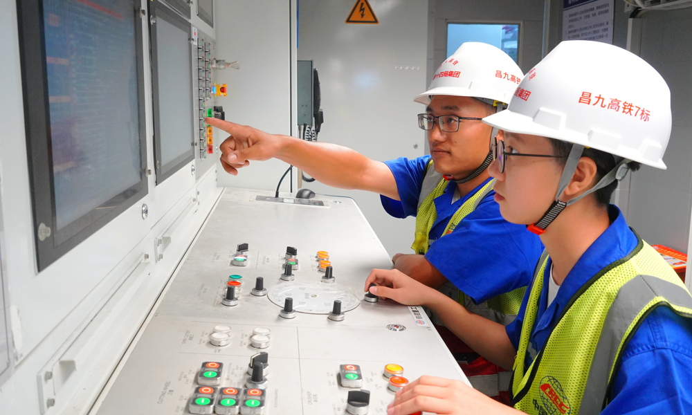 據(jù)悉，昌九高鐵建成通車后，對于江西省打造昌九一體化綜合交通運(yùn)輸體系、進(jìn)一步對接融入粵港澳大灣區(qū)，助力長江經(jīng)濟(jì)帶發(fā)展戰(zhàn)略實(shí)施，推動沿線經(jīng)濟(jì)社會高質(zhì)量發(fā)展具有重大意義。圖為盾構(gòu)機(jī)駕駛?cè)藛T正在進(jìn)行駕駛操作。