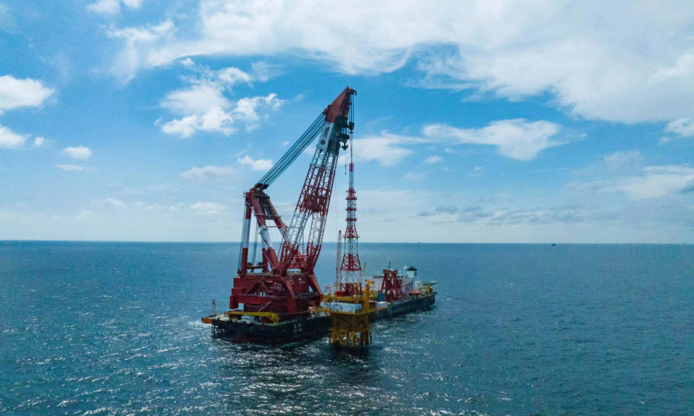 為實現多圈層立體塔基觀測平臺的全生命周期運維管理，在測風塔、組塊和導管架上布設了腐蝕傳感器、光纖光柵傳感器、加速度傳感器、傾角儀等共計147個監測傳感器，開展觀測平臺的實時結構健康監測。作為目前國內海洋結構物中安裝監測傳感器數量最多的“智慧”導管架平臺，未來還將建立不同海況下觀測平臺整體響應和關鍵桿件受力的數字孿生模型，基于數字孿生技術為觀測平臺的結構安全風險管控和全壽命周期運維管理提供支撐。圖為“藍鯨”號完成觀測平臺測風塔吊裝。