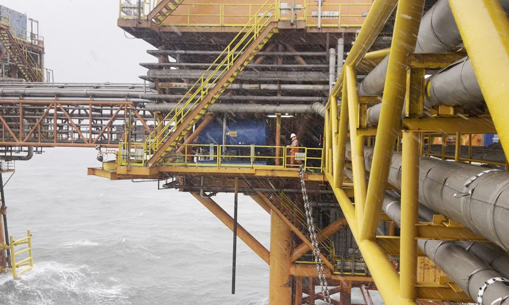 進(jìn)入冬季供暖季，中國海油持續(xù)加大海陸勘探開發(fā)力度，精心組織采暖季產(chǎn)能建設(shè)，推動在建氣田提前投產(chǎn)，努力提升在產(chǎn)氣田供應(yīng)能力，為千家萬戶溫暖過冬全力以赴。圖為錦州20-2氣田工作人員頂風(fēng)冒雪，全力保障設(shè)備設(shè)施運行穩(wěn)定。