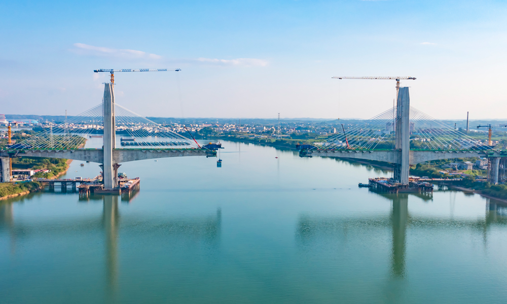 南深高鐵南玉段建成通車后，南寧至玉林的行車時間將由最快1小時44分縮短至50分鐘左右，對優(yōu)化區(qū)域綜合交通結(jié)構(gòu)、構(gòu)建現(xiàn)代綜合交通運輸體系，推動廣西北部灣經(jīng)濟區(qū)和粵港澳大灣區(qū)“兩灣聯(lián)動”，實現(xiàn)珠江—西江經(jīng)濟帶區(qū)域協(xié)同發(fā)展具有重要意義。圖為施工現(xiàn)場航拍側(cè)景。