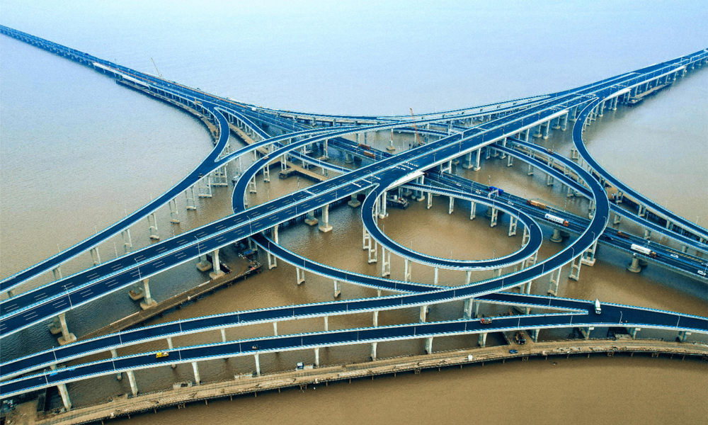 近日，中鐵十五局承建的亞洲最大海上互通樞紐——杭甬高速復線寧波一期濱?；ネㄈ嫱旯?。通車后，杭甬高速復線寧波段將大大縮短長三角南翼與上海、江蘇等省市之間的時空距離，對完善國家高速公路網和寧波舟山港集疏運網絡建設、促進浙江省經濟發展具有重要意義。