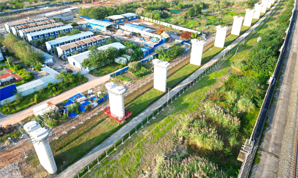 中鐵十七局承建成達萬高鐵6標項目的遂寧涪江特大橋，全長5585.4米，是全線施工難度最大、跨度最大的大橋，也是全線重難點工程之一。該建設團隊通過優化水中墩、主塔深基坑等關鍵環節施工方案，全力推進涪江特大橋連續梁施工，確保大橋施工進度、質量、安全領跑全線，目前，項目團隊自開工以來累計完成產值占合同額的31%。