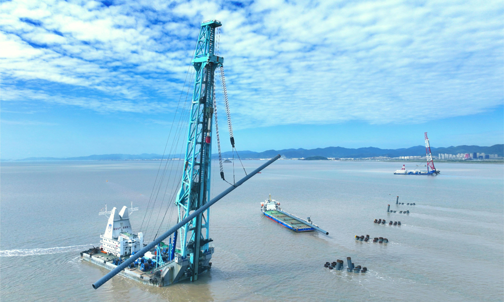 中國鐵建港航局、中國鐵建大橋局聯合承建的世界最大跨度單塔吊鋼箱梁懸索橋雙嶼門大橋佛渡側索塔主墩鋼圍堰于11月19日下放，標志著六橫公路大橋二期工程首個海上承臺基礎施工圓滿完成，大橋正式進入海上主塔承臺施工階段，拉開水上施工序幕。截至目前，項目已累計完成雙嶼門大橋佛渡側主墩首根永久鋼護筒、首根海上索塔樁基、青龍門大橋首根鋼管樁等多個重大節點目標。