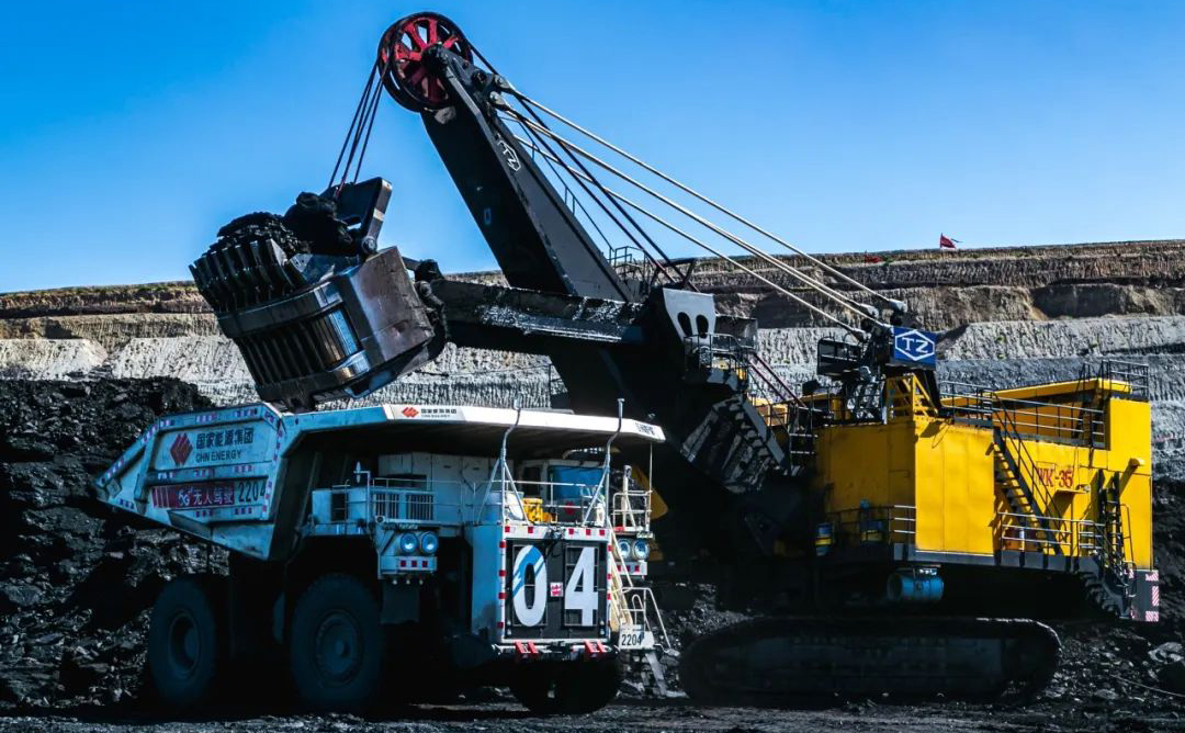 11月20日，國家能源集團(tuán)召開迎峰度冬保暖保供工作會，從抓牢抓實(shí)安全生產(chǎn)、抓牢抓緊穩(wěn)產(chǎn)增供、做強(qiáng)做優(yōu)電熱供應(yīng)、持續(xù)加強(qiáng)一體化協(xié)同、加強(qiáng)組織領(lǐng)導(dǎo)和督導(dǎo)考核五方面安排部署今冬明春保暖保供工作，全力以赴確保人民群眾溫暖過冬。圖為雁寶能源寶日希勒露天煤礦電鏟與無人礦卡對位裝車。截至11月20日，雁寶能源年累計生產(chǎn)煤炭3580.8萬噸，同比增加437.2萬噸，有力保障東北及蒙東地區(qū)28家電廠煤炭能源穩(wěn)定供應(yīng)。