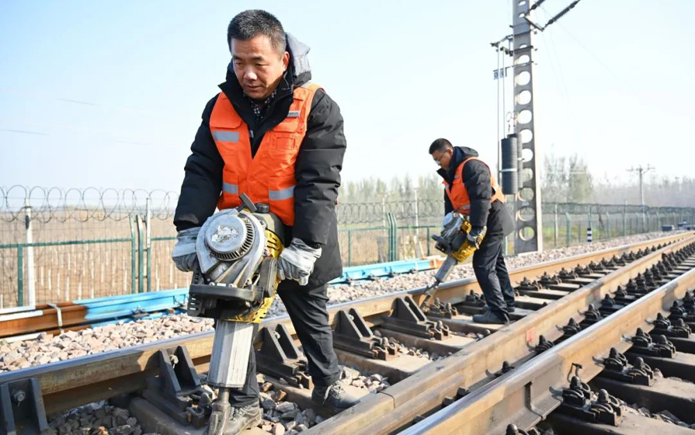 11月以來，朔黃鐵路保持日均運(yùn)量105萬噸以上，日均機(jī)車上線246臺，高效夯實(shí)能源保供根基。圖為朔黃鐵路肅寧公司工作人員在肅寧北站2-4號道岔處進(jìn)行作業(yè)。