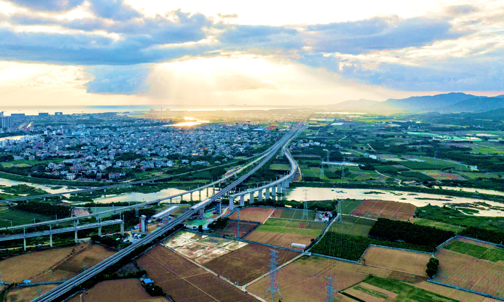 三亞至樂(lè)東公交化旅游化鐵路改造項(xiàng)目全長(zhǎng)約108.8公里，全線設(shè)14個(gè)車站。中鐵十局主要負(fù)責(zé)橋梁、路基、涵洞、制架梁、鋪軌以及站改等施工內(nèi)容。其中，崖州聯(lián)絡(luò)線雙線特大橋雙轉(zhuǎn)體梁與嶺頭折返線單線特大橋雙轉(zhuǎn)體梁均上跨海南西環(huán)高鐵，是全線重點(diǎn)控制性工程。崖州聯(lián)絡(luò)線雙線特大橋雙轉(zhuǎn)體梁全長(zhǎng)153.4米，總重量約10000噸，歷時(shí)37分鐘轉(zhuǎn)體29度；嶺頭折返線單線特大橋雙轉(zhuǎn)體梁全長(zhǎng)153.3米，總重量約6400噸，歷時(shí)34分鐘轉(zhuǎn)體23度。圖為崖州聯(lián)絡(luò)線雙線特大橋雙轉(zhuǎn)體梁轉(zhuǎn)體前。