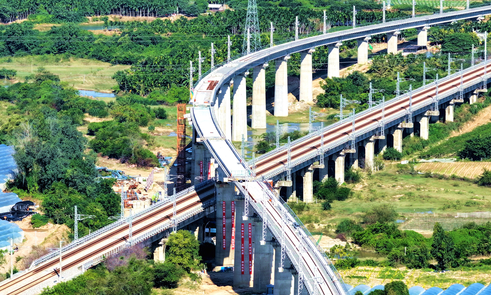 據(jù)悉，三亞至樂(lè)東公交化旅游化鐵路改造項(xiàng)目通車運(yùn)營(yíng)后，將實(shí)現(xiàn)沿線城市軌道交通公交化運(yùn)營(yíng)，有效緩解三亞主城區(qū)與周邊城鎮(zhèn)之間的交通擁堵，方便群眾游客出行，對(duì)于推動(dòng)“大三亞”旅游經(jīng)濟(jì)圈一體化發(fā)展、助力海南自貿(mào)港建設(shè)具有重要意義。圖為嶺頭折返線單線特大橋雙轉(zhuǎn)體梁轉(zhuǎn)體后。