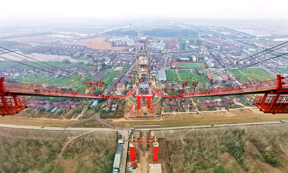 近日，中國中鐵旗下中鐵大橋院設計、中鐵大橋局承建的世界首座雙層斜拉-懸索協作體系大橋——G3銅陵長江公鐵大橋首根主纜索股架設完成，標志著大橋正式進入主纜架設施工階段。G3銅陵長江公鐵大橋位于安徽省銅陵市郊區，全長11.88公里，按照“四線鐵路+六車道高速公路”標準建設，具有“高速公路、城際鐵路、貨運鐵路”三種過江功能，兼具斜拉橋和懸索橋兩種橋型優勢。