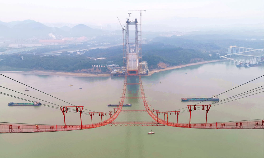大橋共設2根主纜，兩端分別錨固在南、北錨碇，把大橋南、北邊跨和主跨連為一體。其中中跨每根主纜由169股索股組成，主纜直徑879毫米；邊跨每根主纜由179股索股組成，主纜直徑905毫米。單股索股由127根長1805.7米、直徑5.4毫米、標準強度為2000兆帕的鍍鋅鋁合金高強鋼絲組成。2根主纜的高強鋼絲首尾相連長約8萬公里，可繞地球約2圈；總重量約1.44萬噸，相當于約285節高鐵車廂的重量。