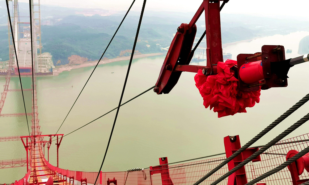 針對這種全新的橋型，項目團隊提出“單側同步、南北異步、體系同步”的指導性施工原則，制定斜拉段和懸吊段同步架設安裝的總體施工工序，主纜采用預制平行索股法進行架設，即預先將若干鋼絲組合成正六邊形截面的平行鋼絲束，用纖維強力帶包扎成平行鋼絲索股，兩端安裝錨頭，利用雙線往復式牽引系統架設索股，全部索股架設完成后，利用緊纜機將所有索股形成一根主纜，成為大橋的主要承重結構。