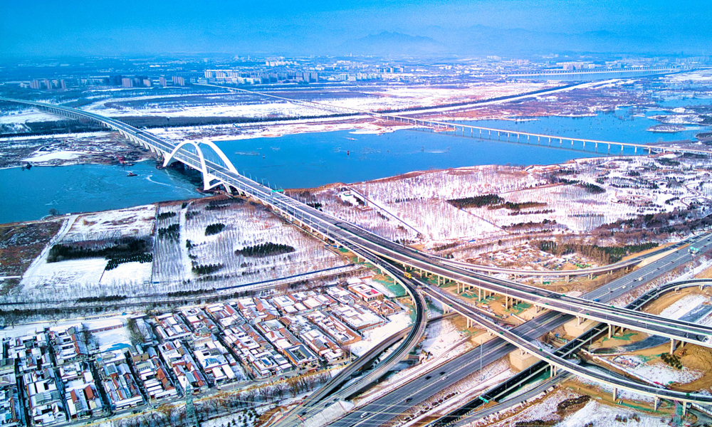 京雄高速公路（北京段）北起五環路，向西跨越永定河、地鐵房山線、京深路后向南轉向，跨越六環路后向南延伸至市界，與京雄高速河北段設計起點相接。線路全長約27公里，設置特大橋1座、高架橋4段、互通式立交5座、主線收費站1處、匝道收費站3處、管理中心及養護工區1處。