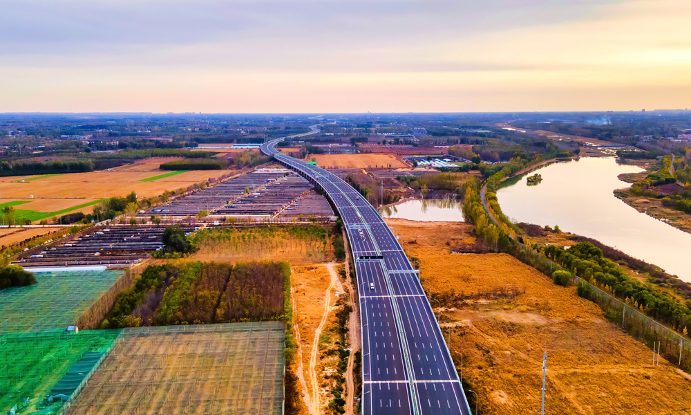 據悉，京雄高速公路是首都北京連接雄安新區最為便捷的直通高速公路，項目全線通車運營后，進一步強化了北京南部地區與中心城區、大興國際機場和河北雄安新區的相互聯系，對于構建京雄1小時交通圈、促進北京非首都功能疏解、助力京津冀交通一體化進程具有重要意義。圖為京雄高速公路六環至雄安開通段。