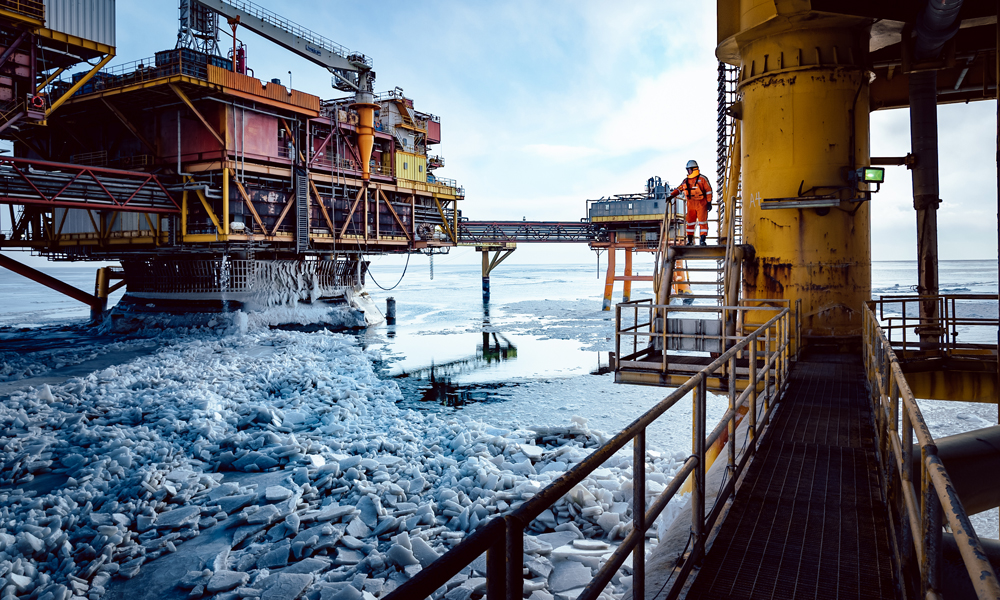 我國(guó)海上最北的油氣田——中國(guó)海油錦州9-3油田海域海冰最大厚度達(dá)到了20厘米，平臺(tái)樁腿及導(dǎo)管架周?chē)闹丿B冰層甚至達(dá)到了40厘米。同時(shí)，流動(dòng)的海冰對(duì)平臺(tái)產(chǎn)生巨大的沖擊，對(duì)平臺(tái)的主體結(jié)構(gòu)構(gòu)成巨大威脅，破壞性極大。