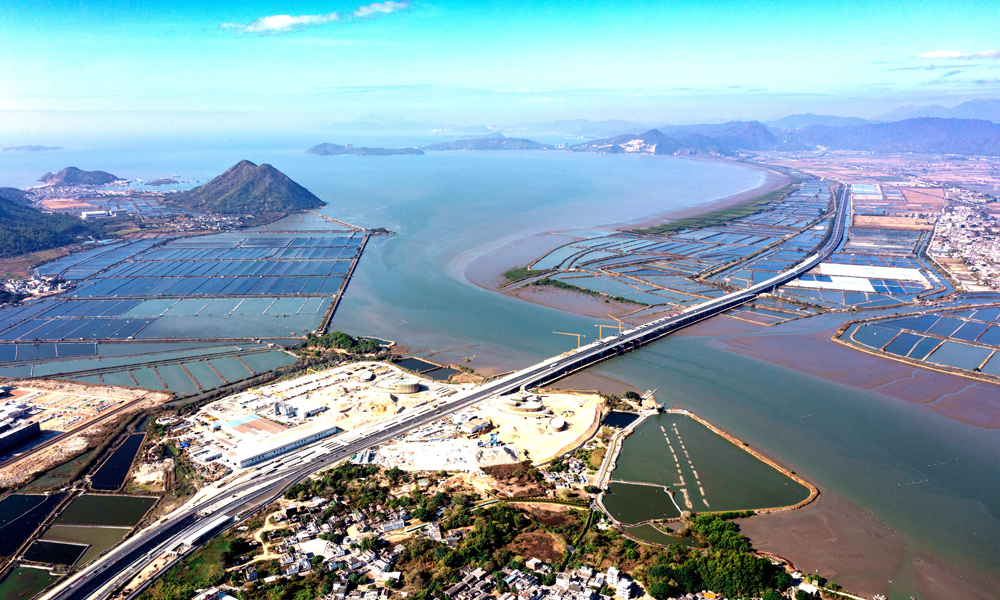 1月21日，中國(guó)中鐵旗下中鐵四局承建的深汕西高速改擴(kuò)建項(xiàng)目長(zhǎng)沙灣跨海特大橋左幅主跨合龍，標(biāo)志著大橋主跨全部合龍。