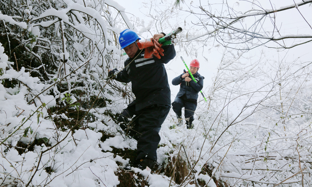 1月22日，南方電網(wǎng)貴州銅仁碧江供電局工作人員對線路開展拉網(wǎng)式巡視排查、線路通道清理等工作。