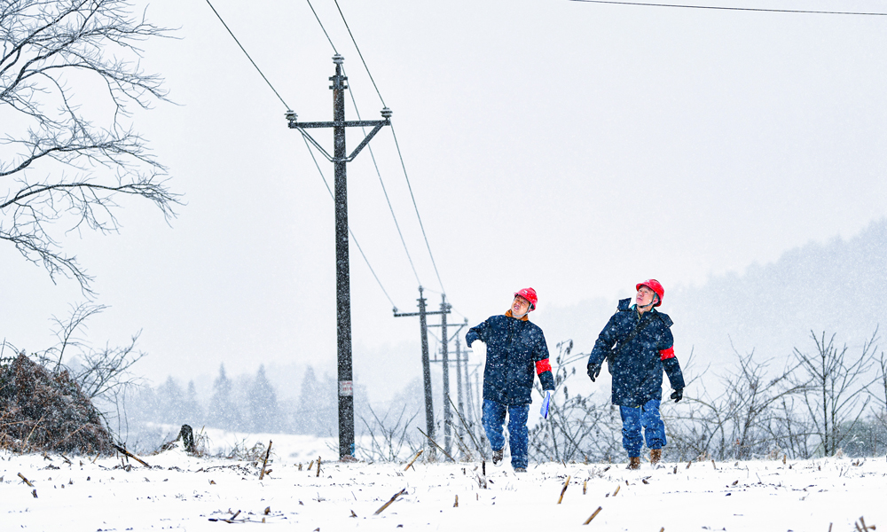 1月22日，南方電網(wǎng)貴州凱里施秉供電局工作人員測量線路設備覆冰情況。