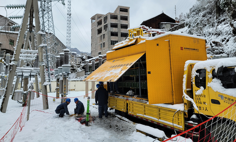 1月22日，南方電網(wǎng)貴州凱里供電局工作人員開展車載直流融冰作業(yè)。