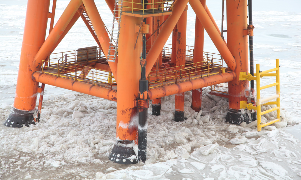 1月下旬，隨著遼東灣連續(xù)數(shù)天大風(fēng)降溫，中國海油最北氣田錦州20-2氣田周圍海域最大冰厚接近20厘米。圖為海冰堆積在平臺樁腿。