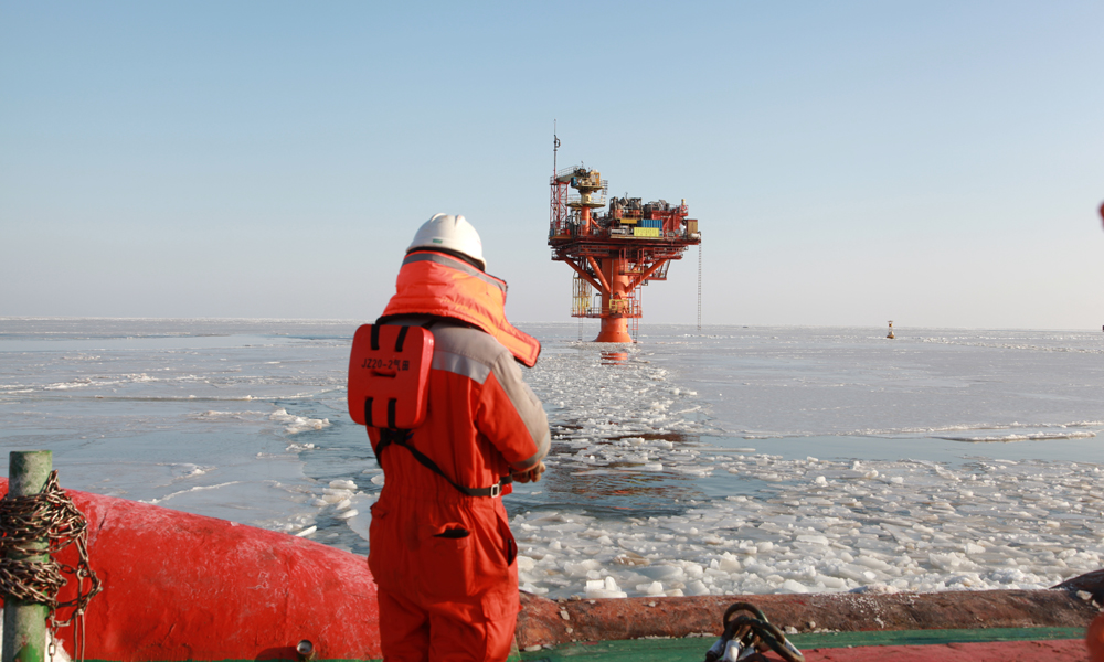 中國海油生產(chǎn)人員前往智能平臺巡檢。