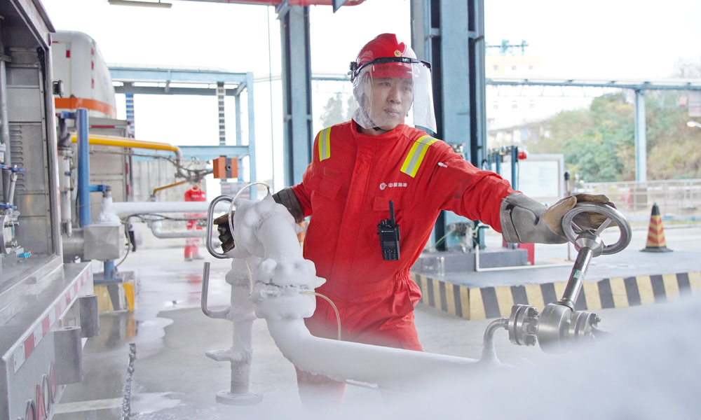 福建LNG優化槽車調度，實現隨到隨裝，全力保障福建省及周邊地區LNG穩定供應。 楊艷平 攝