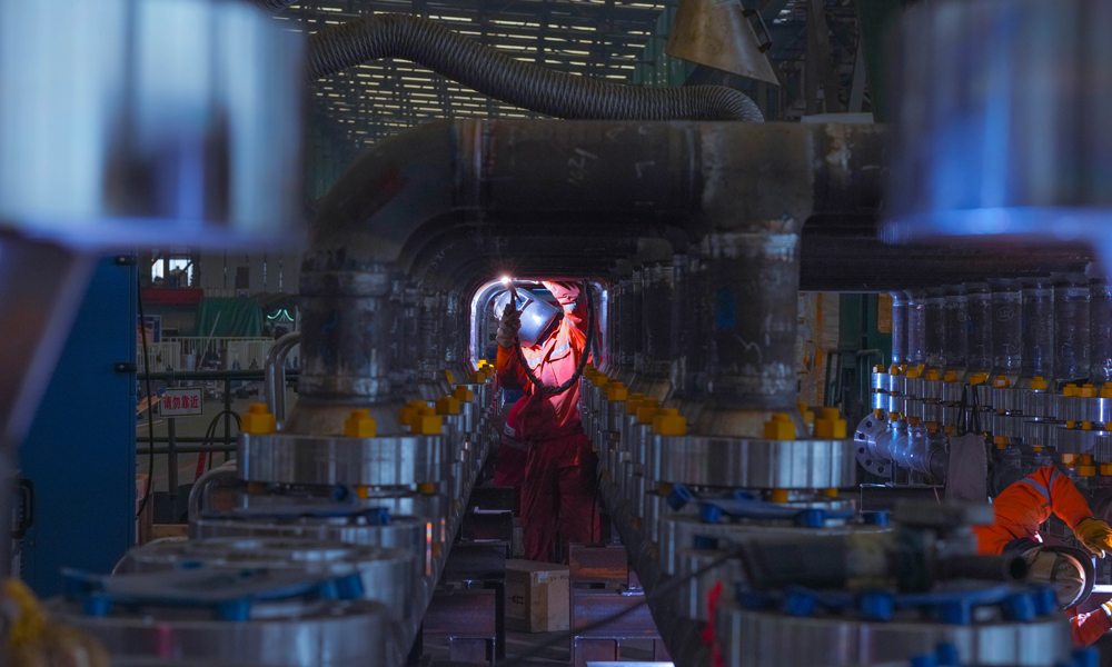 海油工程特種設備分公司臨港場地，施工人員奮戰在生產一線，進行管線預制工作。 李振國 攝