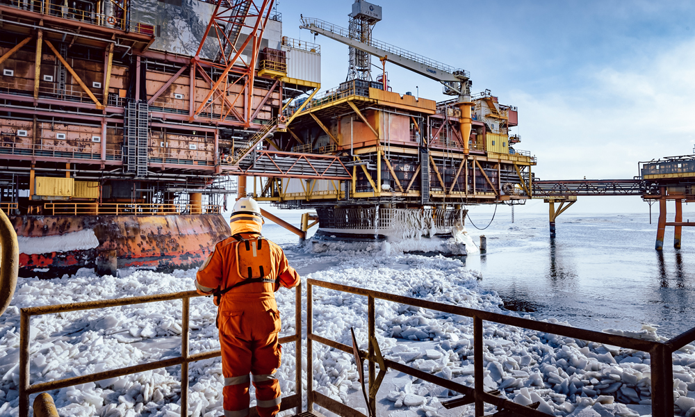 新春伊始，我國海上最北油田錦州9-3油田一線工作人員及時清理海冰，保障油田安全生產。費振宇 攝