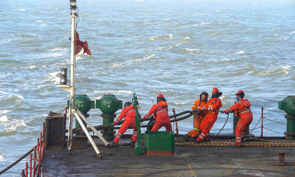 在渤中26-6油田開發項目CEPA導管架安裝現場，“藍疆”船上200多名施工人員堅守一線，進行導管架插樁打樁作業。路健健 攝