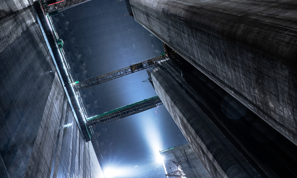 在建的電站調(diào)壓室長度248.80米，最大高度118.2米，跨度25.4米，其規(guī)模位居同類調(diào)壓室“世界第一”。針對閘室三面不對稱、端墻U型結(jié)構(gòu)等難點，創(chuàng)新采用超大斷面對稱式滑模+門槽云車軌道一次成型技術(shù)進(jìn)行調(diào)壓室閘室及邊墻襯砌混凝土施工，單區(qū)滑模日平均上升高度達(dá)3.62米，填補了該技術(shù)在地下工程領(lǐng)域的空白。