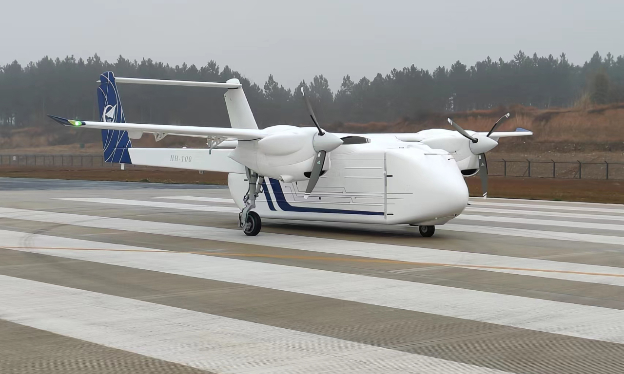 近日，由航空工業西飛民機自主研發的HH-100航空無人運輸系統驗證機順利完成最后2項低速自主滑行科目，飛機平臺狀態穩定，自主滑行控制性能良好，標志整個低速滑行試驗的完結，成功進入中速滑行試驗階段。