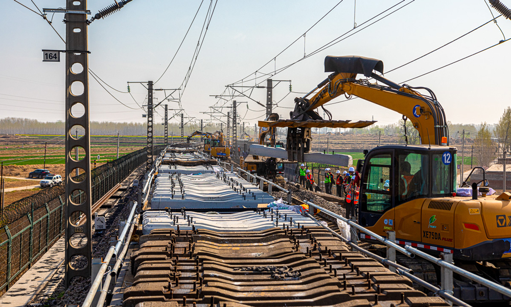 圖為3月底，朔黃鐵路三汲至靈壽站區(qū)間機(jī)械換枕現(xiàn)場(chǎng)。隨著朔黃鐵路天窗正點(diǎn)銷(xiāo)記開(kāi)通，該公司三汲至靈壽站區(qū)間下行線大修機(jī)械換枕施工啟動(dòng)。該公司積極踐行“少人則安，無(wú)人則安”“機(jī)械化減人、智慧化換人”理念，形成了重載鐵路換枕“卸換收”機(jī)械一體化最優(yōu)作業(yè)模式，提升了天窗利用率和換枕效率。