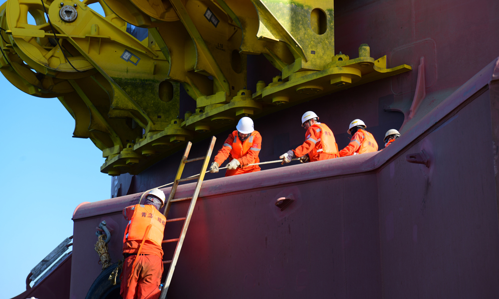 “海葵一號”裝船作業首次在國內大型海洋平臺裝船中應用捕捉器、自動全站儀與水下攝像頭相結合的定位技術，首次采用我國自主研發的智能測量機器人輔助系統，由我國自主完成技術方案編制、復雜計算分析、施工指揮管理等系列工作。目前，中國海油已系統掌握了拖拉裝船、模塊化運輸車裝船、浮托裝船等多類型海洋平臺裝船運輸成套技術。圖為施工人員拆卸“海葵一號”固定期間干涉物。